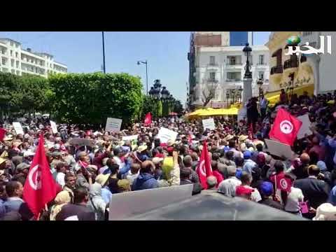 الآلاف في تونس يحتجون على سياسات الرئيس قيس سعيّد.