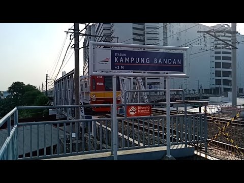 Berbahaya !!! Jangan bersandar di pintu gerbong 6,7 dan 8 KRL di peron 4 Stasiun Kampung Bandan