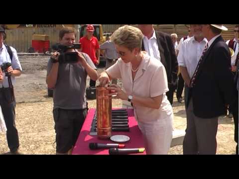 02.07.2010: Baustelle neue Stadthalle - Der Grundstein für die "Halle für alle" ist gelegt