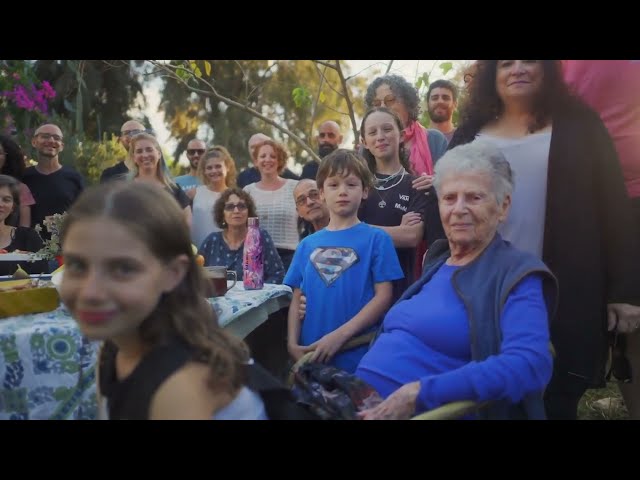 Vídeo relacionado con Las tres hermanas: Por la autora de El tatuador de Auschwitz. Edición limitada (Colección Especial)
