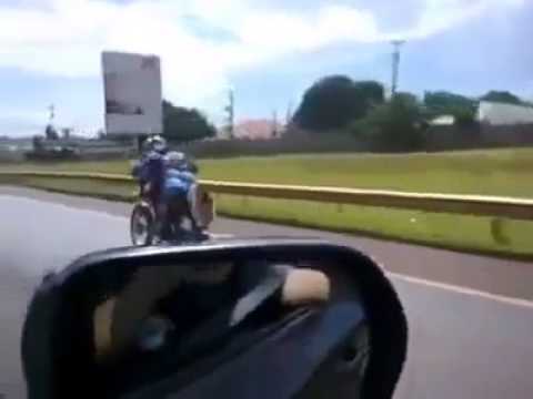 Motoqueiro tentou imitar o Superman mas falhou miseravelmente