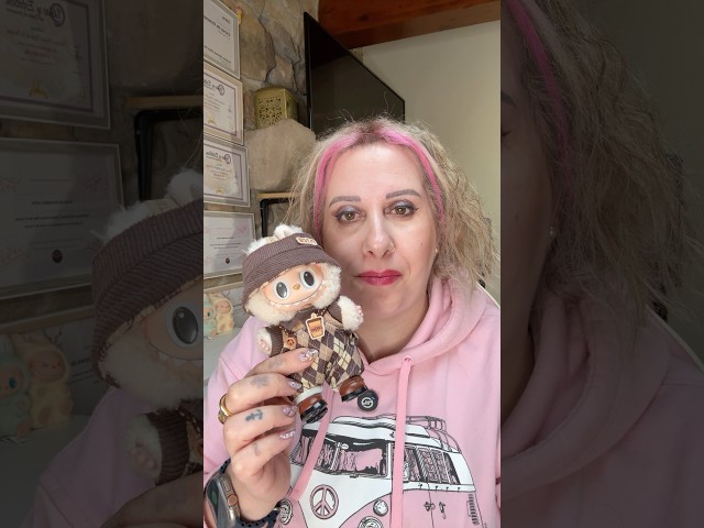 Vídeo relacionado con JAWUZ Ropa para Labubu de 17 cm, Ropa para Labubu incluye un vestido y un lazo para el cabello Color naranja (sin muñeca)