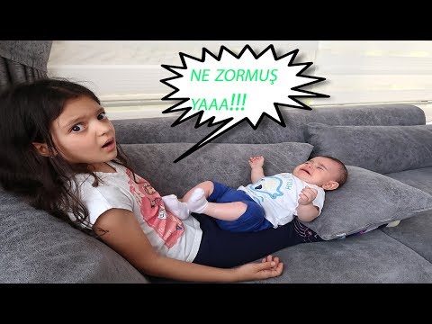 Masal Bebek Bakıcısı Oluyor ve Gerçek Bebek Bakıyor - Kids Pretend Play Taking of  Babies feeding