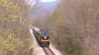 preview picture of video 'Western Maryland, EMD BL2 & ALCO FA cab units .Two rare locomotives in action. ...'