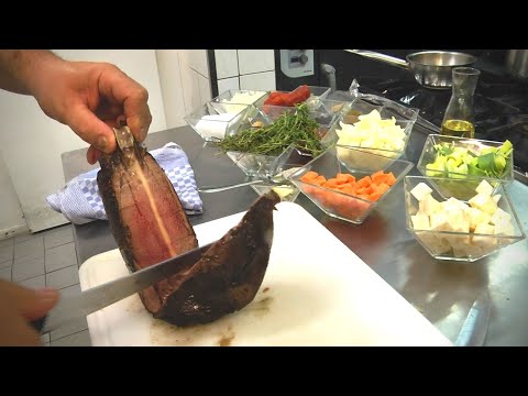 Wenn sich das Fleisch so von der Keule löst, ist es perfekt! Maibockbraten an Erdbeer-Rotweinjus