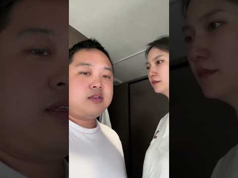 这小子才满2岁没几天，连话都说不清，全靠自己能力搞定整个海滩最靓的小姐姐