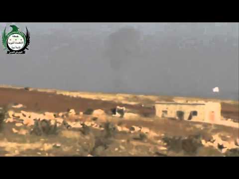 تصاعد الدخان جراء انفجار حاجز الخزانات في خان شيخون في ريف إدلب