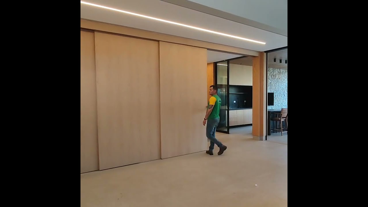 Porta de correr em MDF 25 mm com kit RO 82 e sistema sequenziato.