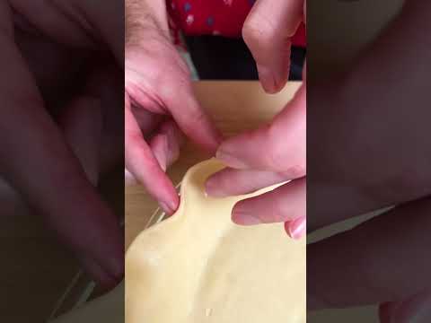 🥧 Fluted scalloped pie crust trick! #pie #baking