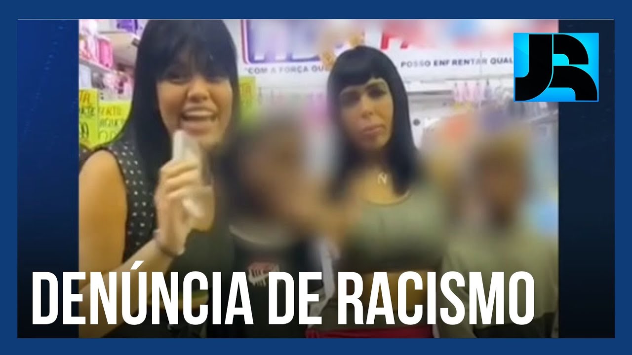 Influenciadoras são acusadas de racismo após entregar macaco de pelúcia e banana a crianças negras