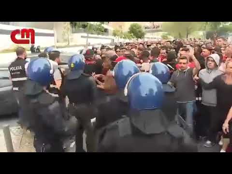 Confronto entre Ala Dura dos No Name Boys e Poliçia.