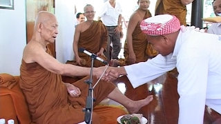 คณะโต๊ะอีหม่ามอิสลามไทย มาเยี่ยมหลวงตามหาบัว* 23-04-2549 (สาย)