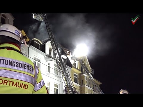 [Large-scale fire brigade operation] Top floor apartment burns to the full extent in Dortmund-Körne