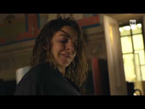 Woman snapped man’s neck with her feet ( Claudia gerini affetmez)