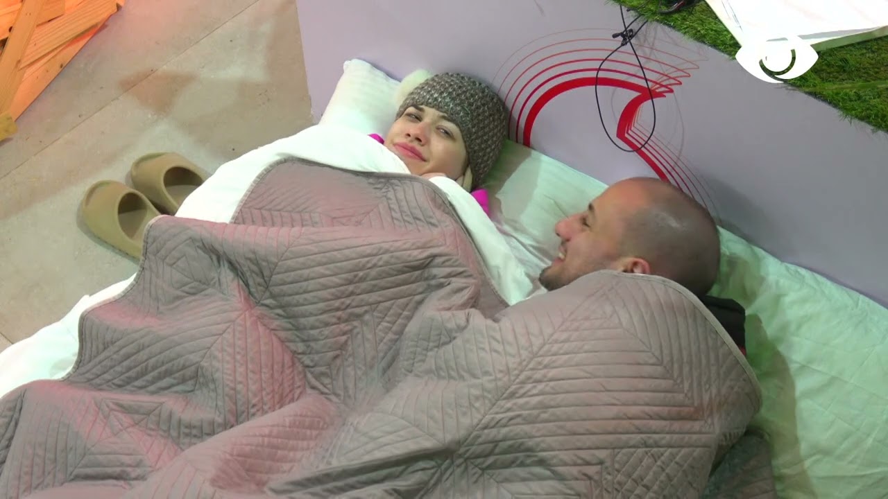 Kristi dhe Kejsi flenë bashkë në verandë