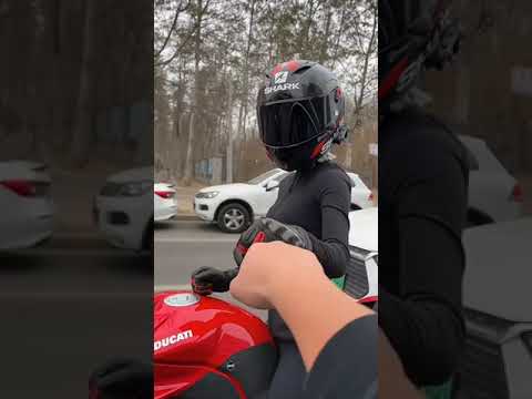 Meet a cute bikergirl🤗❤️🖤#foryoupage #tiktok #junyaoliu #bikergirl   #ridingchick #motorbike