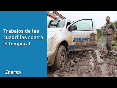 Personal de Enersa realizando trabajos en zonas anegadas - Arroyo del Medio (Distrito María Grande)