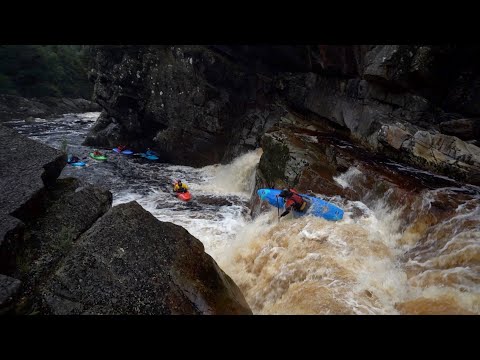 C1 (Marsh) showing kayakers how to do Surgeons