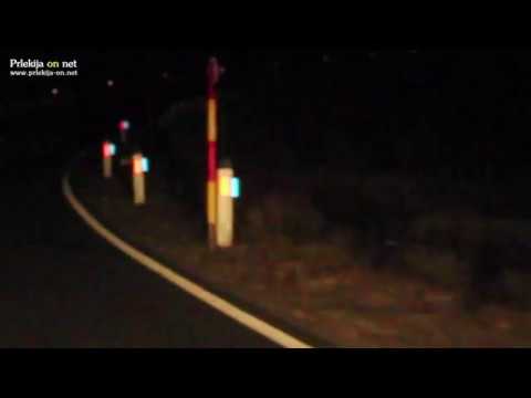 Modri odsevniki ob cesti v Pavlovcih