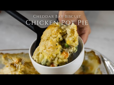 Red Lobster Cheddar Bay Biscuit Chicken Pot Pie - 10/10!