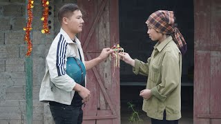 Download lagu The young man gave the homeless girl a souvenir, and they enjoyed peaceful moments together. mp3