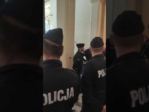 Uwaga! Wojciech Olszański wychodzi z sali rozpraw zakuty w kajdany na nogach i rękach !!! Za prawdę?