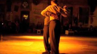 Dominic Bridge & Fausto Carpino bailando un Tango en La Catedral (Buenos Aires)