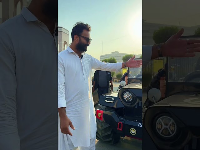 پاک وہیلز کراچی کار میلے میں اپنی مرضی کے مطابق ترمیم کے ساتھ 1951 کی ولیز جیپ ڈسپلے پر ہے۔