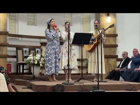 Grup fete • Răsare lumina si zori se-nalta!