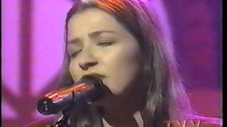 Carolyn Dawn Johnson & Matraca Berg Perform "Strawberry Wine"