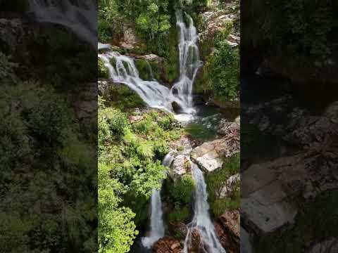 Vista de cima impressionante da Cachoeira do Ouro em Delfinópolis - MG! 🚁⛰️