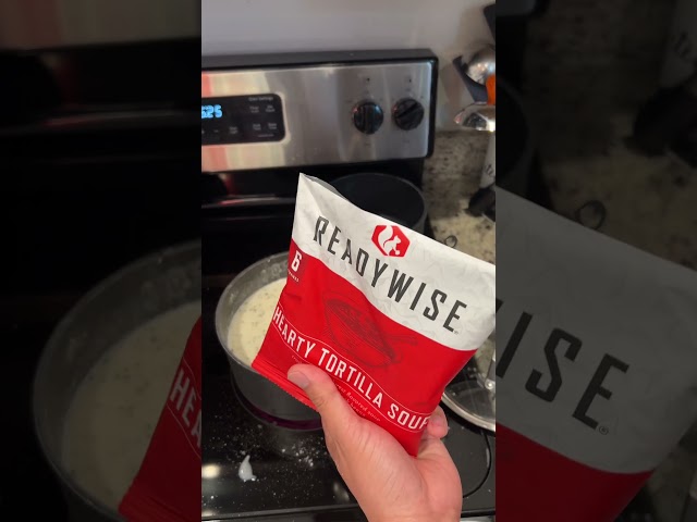 Vídeo relacionado con ReadyWise, 60 raciones, desayuno, comida y cena, bolsa seca Grab & Go, liofilizado, hasta 25 años de vida útil, alimentos de emergencia
