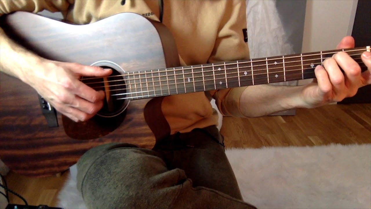 Roberto Barlocci playing a Silent Night fingerstyle MelodyChords arrangement on solo guitar