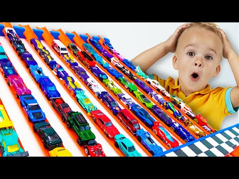 Chris brinca com carros Hot Wheels e constrói cidade Hot Wheels
