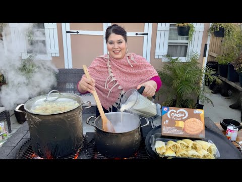 Tamales De Pollo Con Chile Verde y Atole De Almendra Con Galleta