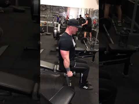 Kombo övning, sido/front lyft med hantlar