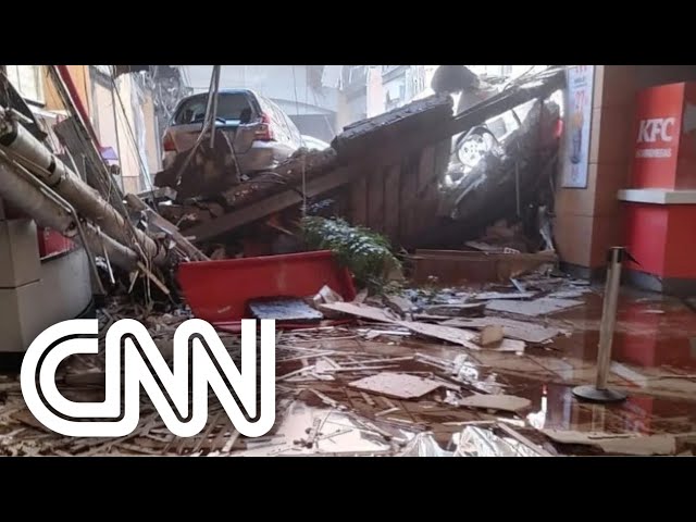 Teto desaba em shopping e veículos caem no corredor | CNN PRIMETIME