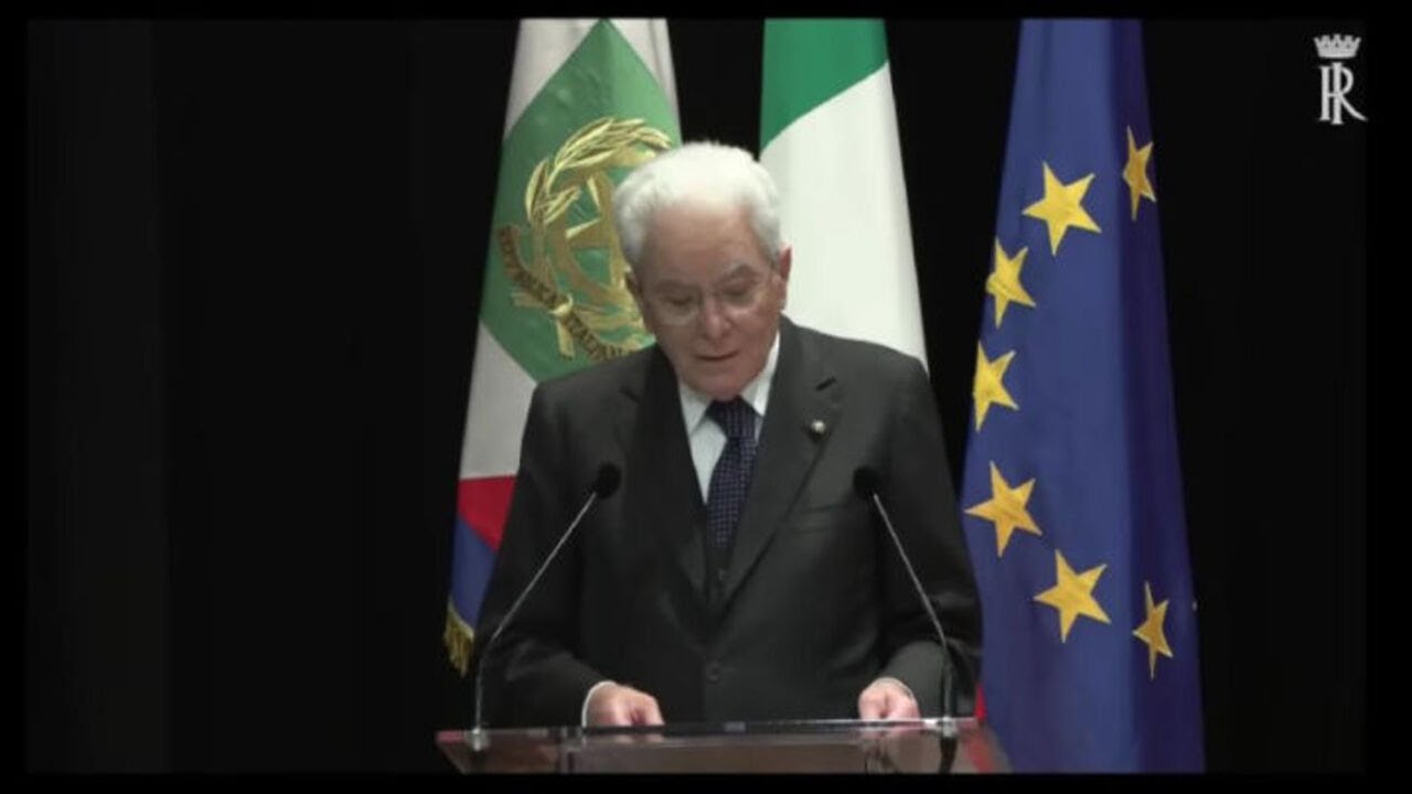 Standing Ovation per Mattarella dopo il suo discorso al teatro Feronia
