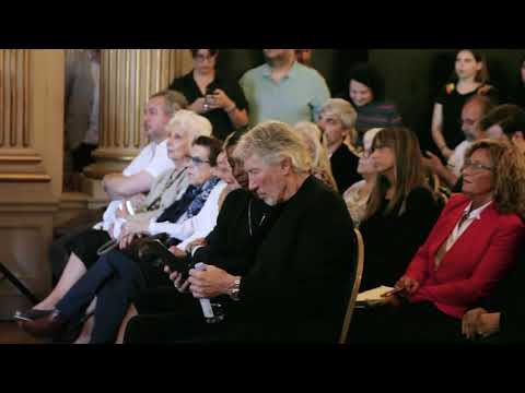 Roger Waters escuchando y leyendo "Reina madre" de Raúl Porchetto