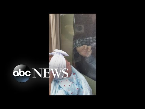 カップルがガラス越しにおじいちゃんを赤ちゃんに紹介｜WNT (Couple introduces grandfather to baby through glass | WNT)