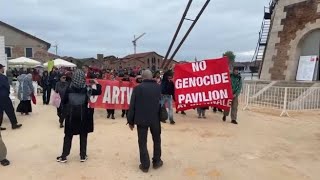 Gli attivisti anti-Israele manifestano contro la Biennale di Venezia: il video del corteo