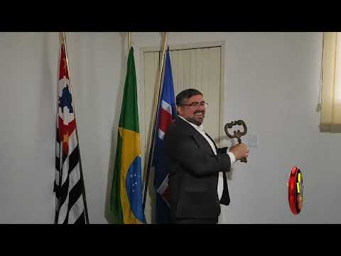 PREFEITO DE JUQUITIBA WILHIANS SOARES CHEGA NA PREFEITURA E SEGURA A CHAVE DA CIDADE.