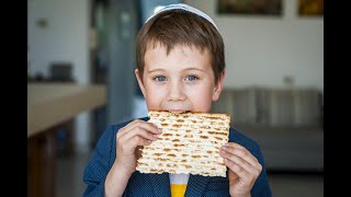 מי שאכל מצה ולא בירך - האם יצא ידי חובה ▪️ הרב נחמנסון ▪️ (ב' ניסן תשפ"ה. בית כנסת חב"ד כפר סבא) (הערוץ של הרב יהודה לייב נחמנסון) - התמונה מוצגת ישירות מתוך אתר האינטרנט יוטיוב. זכויות היוצרים בתמונה שייכות ליוצרה. קישור קרדיט למקור התוכן נמצא בתוך דף הסרטון