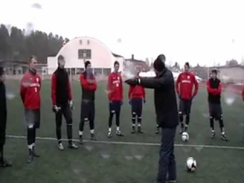 Umeå FC:s tränare Janne Westerlund instruerar på engelska Träning 2009-04-16