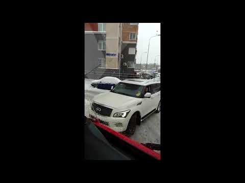 Водитель Infiniti не пропустил скорую и пожарные автомобили