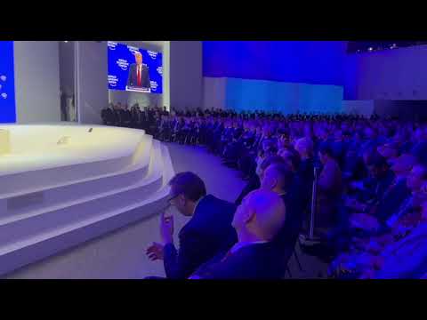 VUČIĆ U PRVOM REDU U DAVOSU: Predsednik Srbije sluša govor Donalda Trampa | SNIMAK