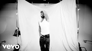 Download lagu Ricky Martin - Paris in Love (Visualizer) mp3