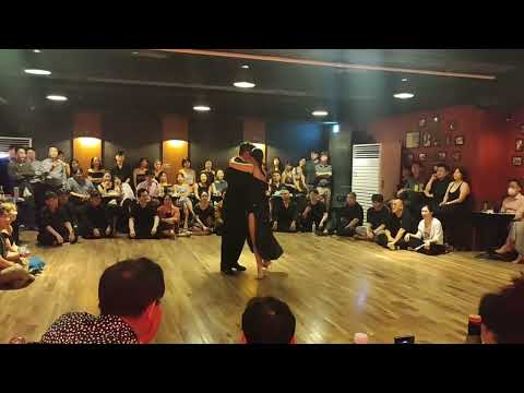 Agustín Rojas y Eva Youn #2. La bicoca -Juan D’arienzo @milongalocainseoul, Tango club Ocho 20250913
