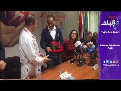 سيد عبد الحفيظ يهدي درع الأهلي لمدير مستشفى وادي النيل