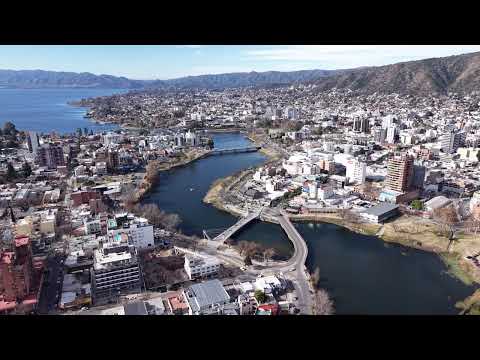 Villa Carlos Paz – Vuelo sobre el Río San Antonio y el Centro Urbano (Drone)